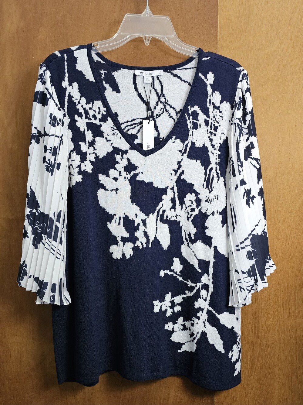 Chicos womens blue white pleated bell sleeve floral knit top blouse large NEW - Picture 2 of 8
